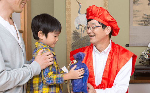 長寿のお祝いに各種ちゃんちゃんこを貸出。記念撮影にも最適【不死王閣】