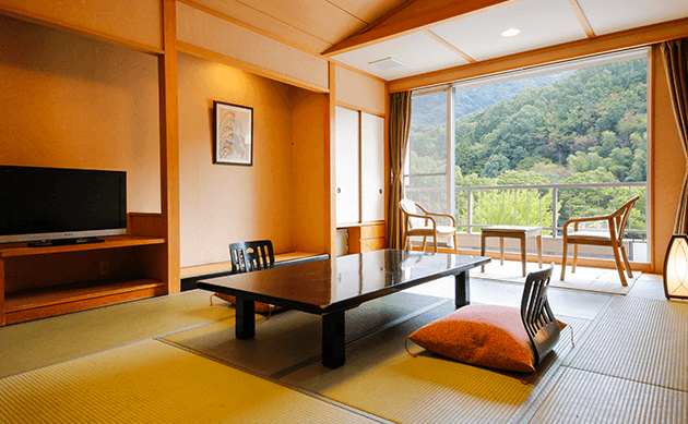 ご家族での記念日に最適な個室お食事処。3時間ゆったり過ごせる特別空間【不死王閣】