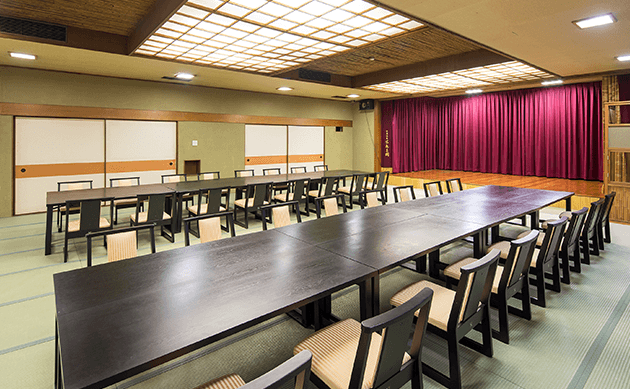 椅子・テーブル席完備の和室宴会場。ご高齢の方も安心してご利用いただける空間【不死王閣】