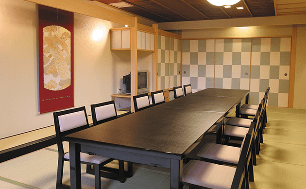 快適な椅子席で楽しむ和室宴会。ゆったりとした空間で寛ぎのひとときを【不死王閣】
