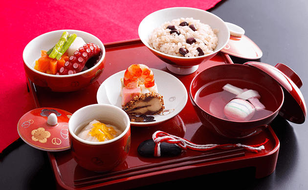 伝統的なお食い初め膳。鯛や赤飯など縁起物を美しく盛り付けた特別な膳