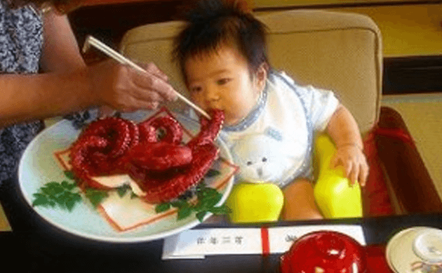 大阪ならではの歯固めの儀式。タコを使用した伝統的なお食い初めの様子