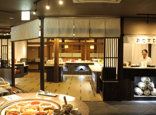 炊き立てご飯、みそ汁、焼魚など定番の和朝食メニュー