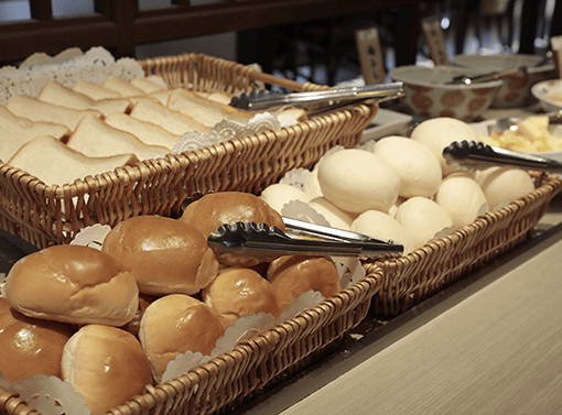 和洋折衷の健康的な朝食ビュッフェの様子