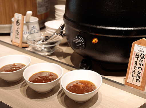 大阪名物の粉もん料理や女将カレーなど、地元の味覚が楽しめる朝食