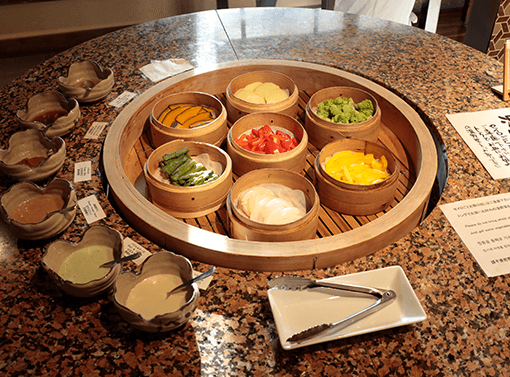 シェフが目の前で仕上げる手作りの温かいお料理