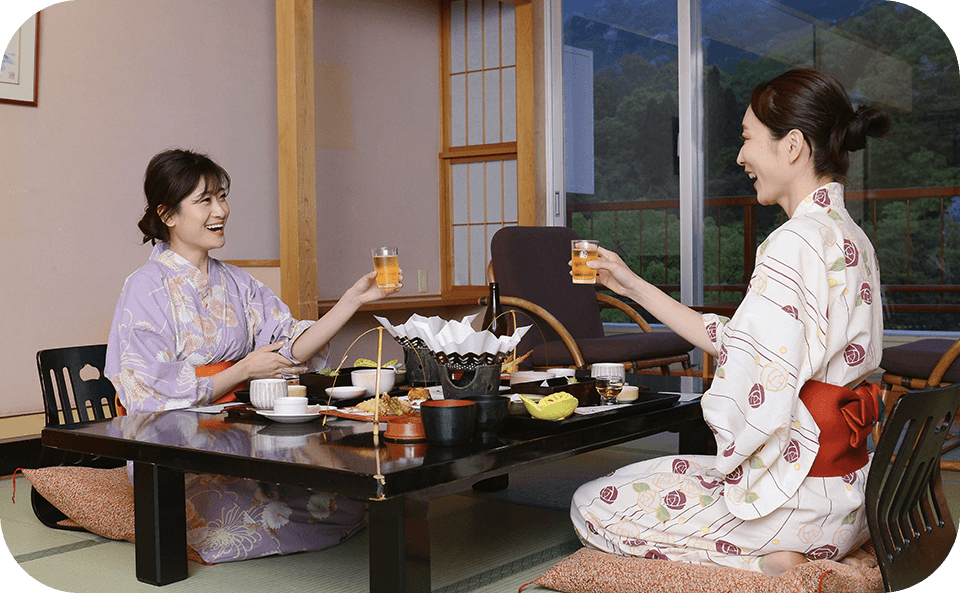 プライベート空間で楽しむ会席料理のお部屋食。和室でゆったりと家族団らんのひとときを