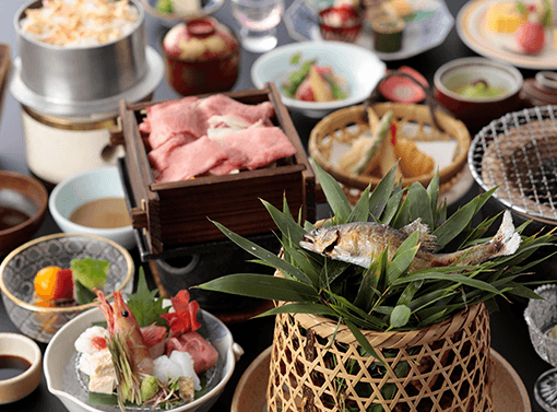 海の幸と和牛しゃぶしゃぶを楽しむ遊月会席。名物鮎の塩焼き付き