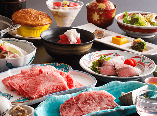黒毛和牛のステーキとしゃぶしゃぶを味わう美山会席。贅沢な和牛料理