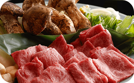 上質な肉と松茸が織りなす贅沢な松茸のすき焼き。秋の美味を堪能できる逸品