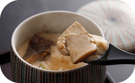 松茸の風味が優しく広がる茶碗蒸し。なめらかな食感と上品な味わい