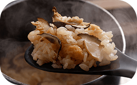 炊き立ての松茸の釜飯。香り高い松茸の風味が存分に楽しめる逸品