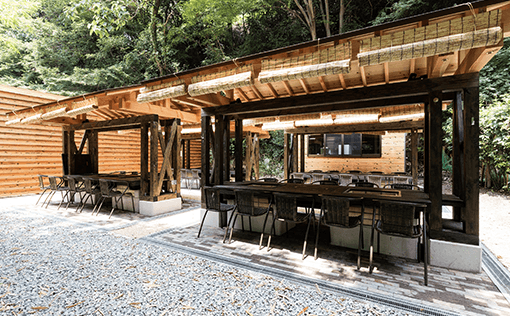 手ぶらで楽しめるバーベキュー。自然を感じながらアウトドア気分を満喫【不死王閣】