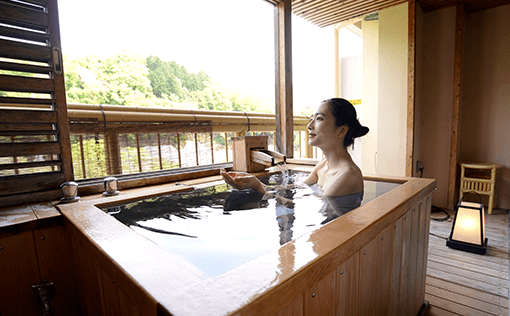 露天風呂付客室のマッサージチェアでくつろぐ癒しのひととき