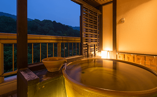 夕暮れ時の露天風呂付客室で過ごすロマンティックなひととき【不死王閣】