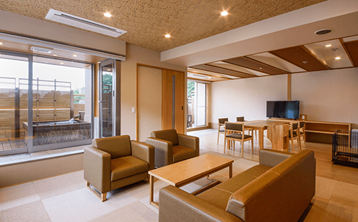 愛犬と泊まれる露天風呂付客室。ペット同伴で楽しむ癒しの温泉旅【不死王閣】