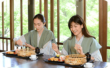 落ち着いた民芸調のお食事処