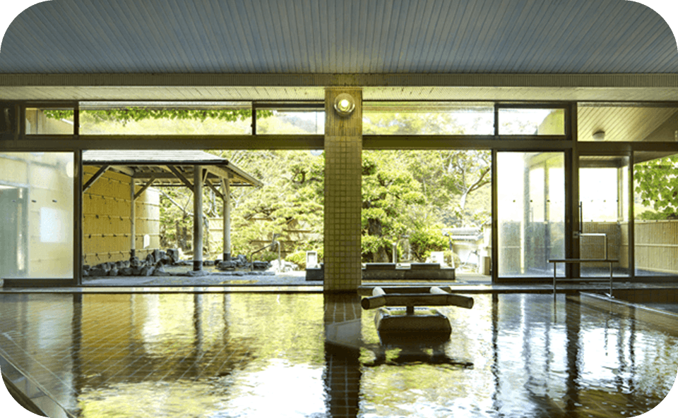 開放感のある大浴場のメイン湯船。ゆったりと寛げる温泉空間