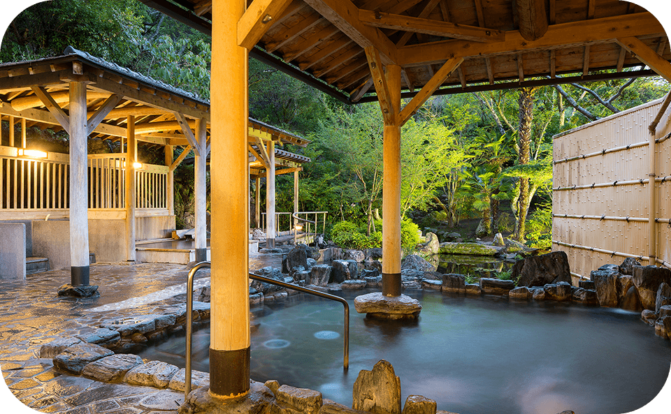 朝の清々しい空気の中での露天風呂。自然に囲まれた癒しの空間