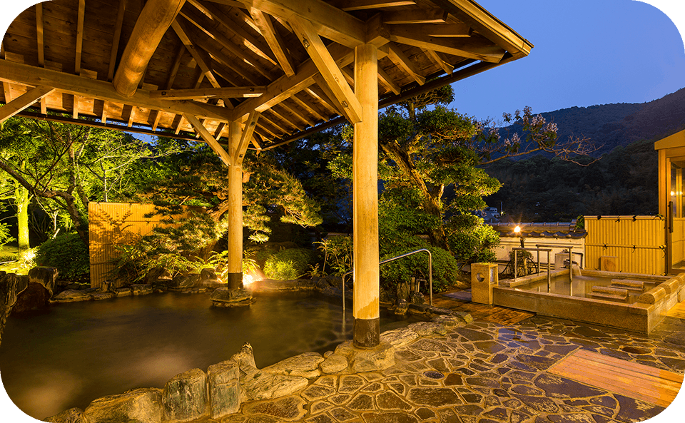 夜の静けさに包まれた露天風呂。心落ち着く夜の温泉体験