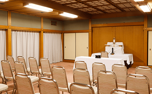 写真立て・ロウソク・焼香台など法要に必要な設備一式をご用意【不死王閣】