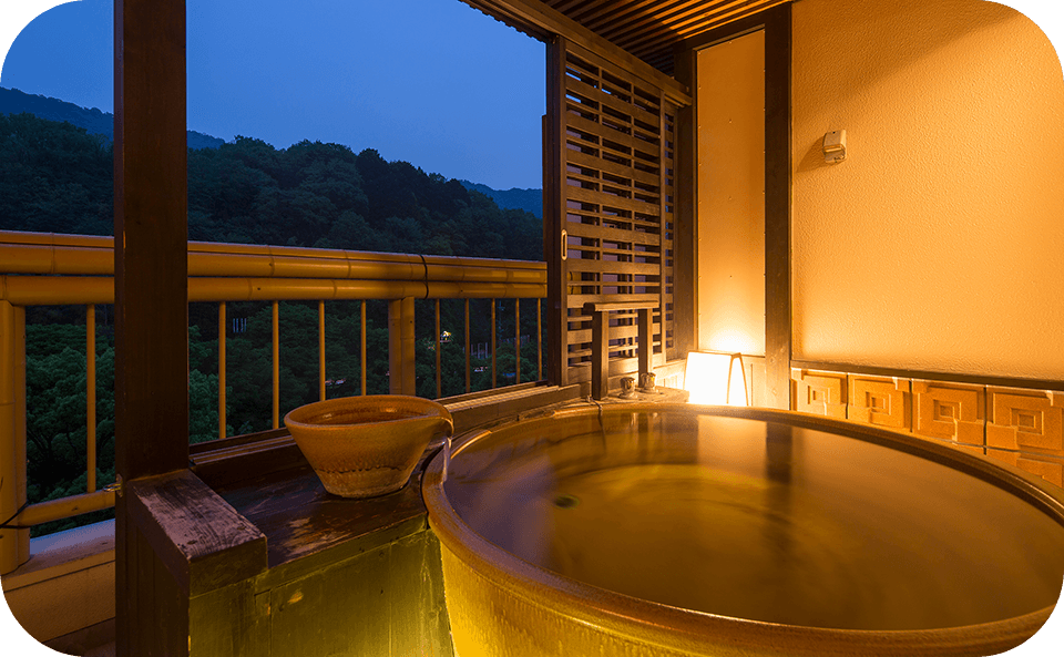 プライベート空間で楽しむ露天風呂。緑豊かな景色を眺めながらの贅沢な湯浴み
