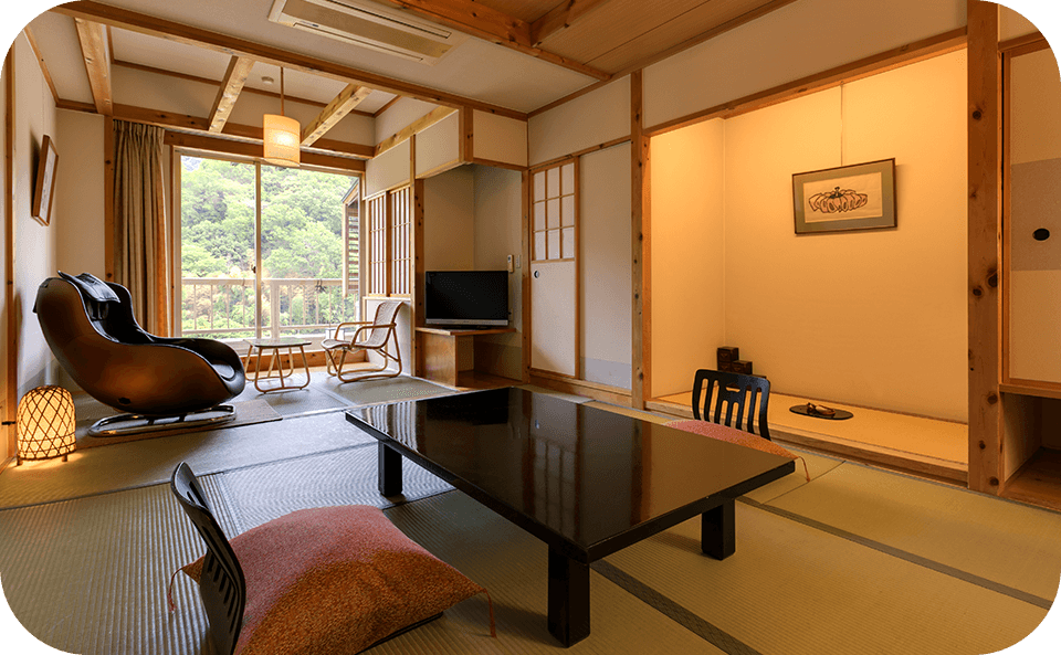 室内のマッサージチェア。温泉後のリラックスタイムに最適