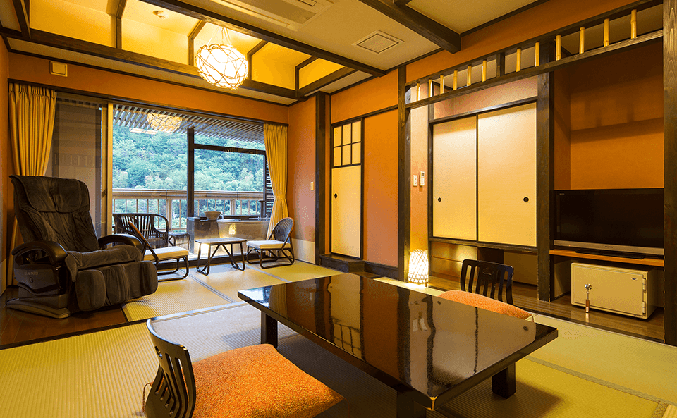 民芸調の客室全景。温かみのある家具と調度品が特徴の空間