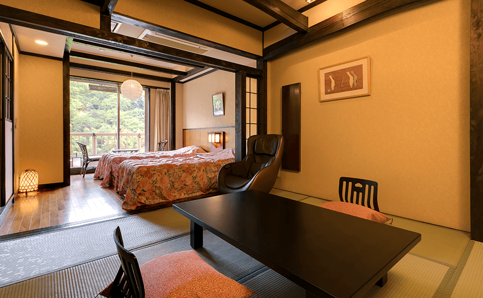 民芸調の家具が配された寝室。温もりある雰囲気の寛ぎ空間