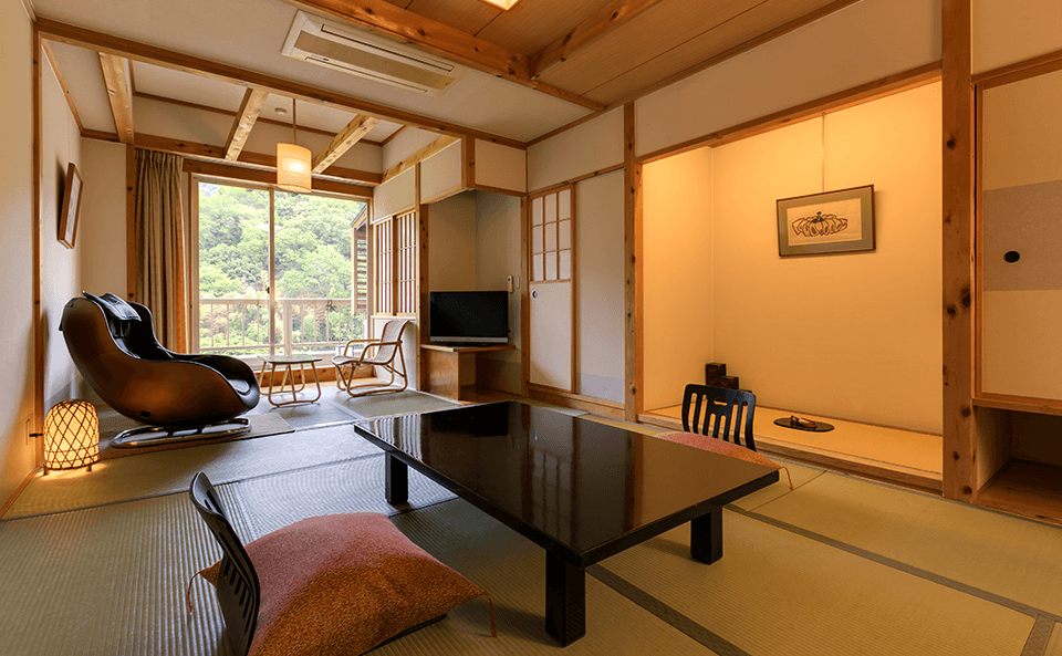 自然派タイプの客室全景。木の温もりと緑を感じる和モダンな空間