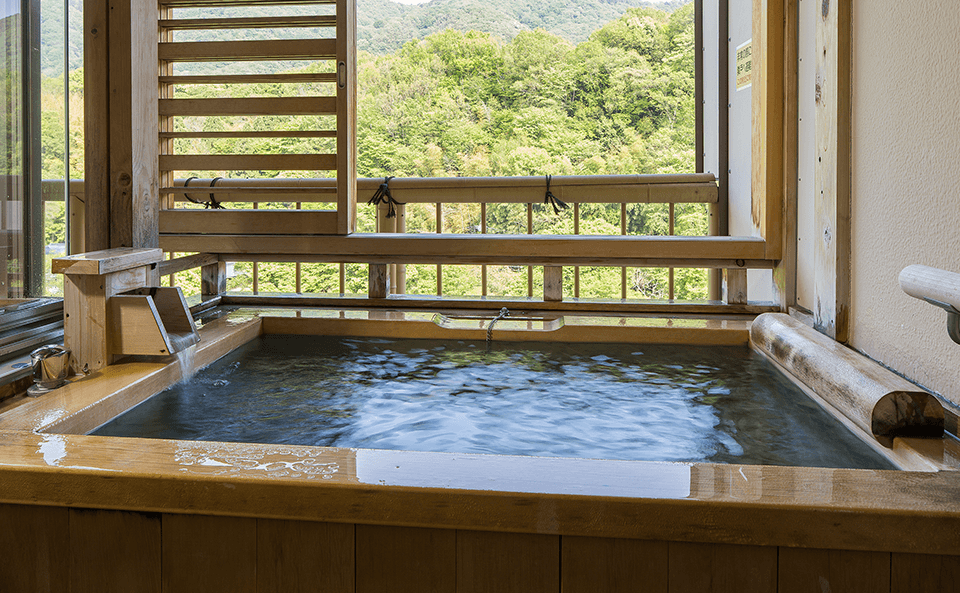 自然の景色を望む露天風呂。木の香り漂う贅沢な温泉体験
