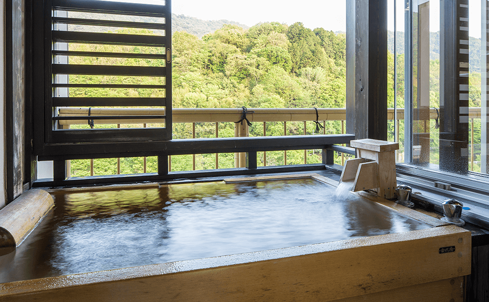 露天風呂付客室で疲れを癒す、ちょっぴり贅沢な旅がおすすめ。