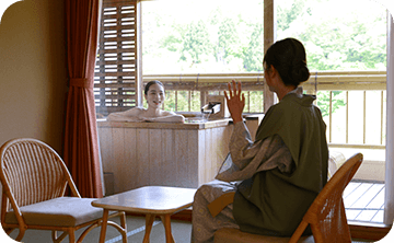 モダンな和室と調和した露天風呂。和の趣と現代的な快適さを兼ね備えた空間