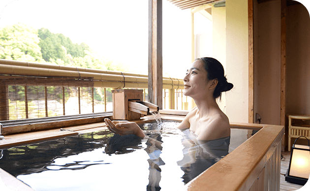 緑豊かな景色を望む露天風呂。昼と夜で異なる表情を楽しめる癒しの空間