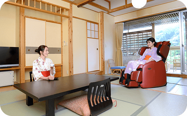 全自動マッサージチェアを完備した寛ぎの空間。湯上り後のリラックスタイムに