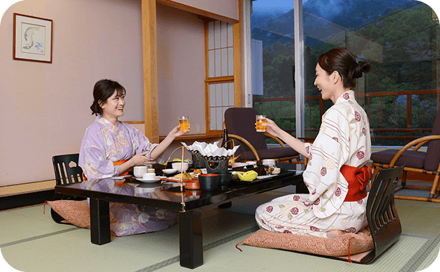 お部屋での優雅な食事風景。ご家族やお仲間と過ごす特別な時間