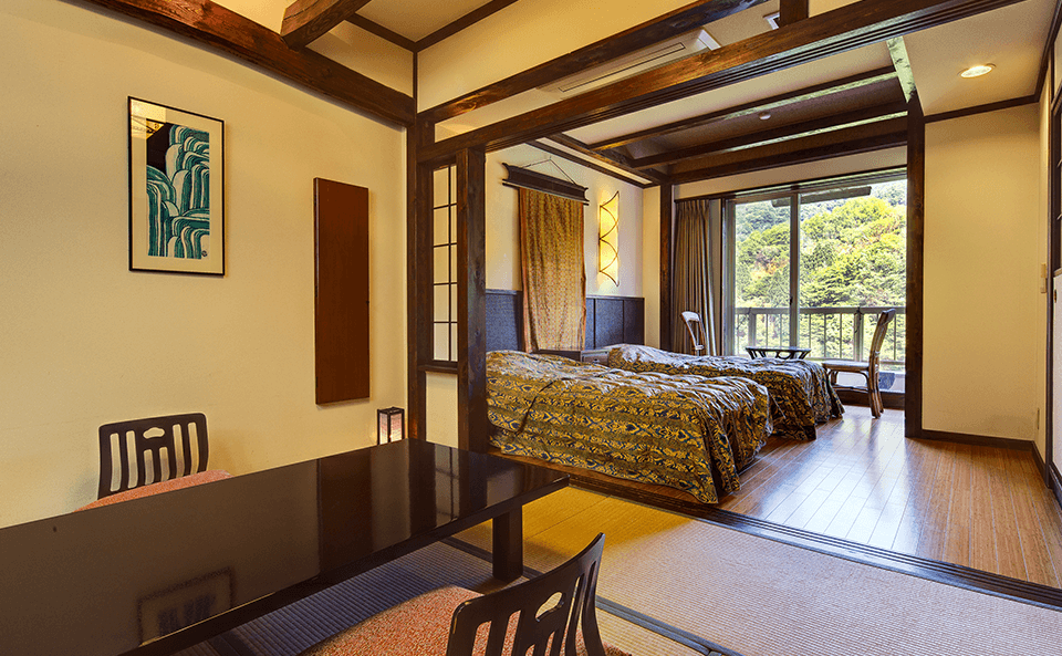 数寄屋モダン客室の全景。伝統と現代が調和した上質な空間