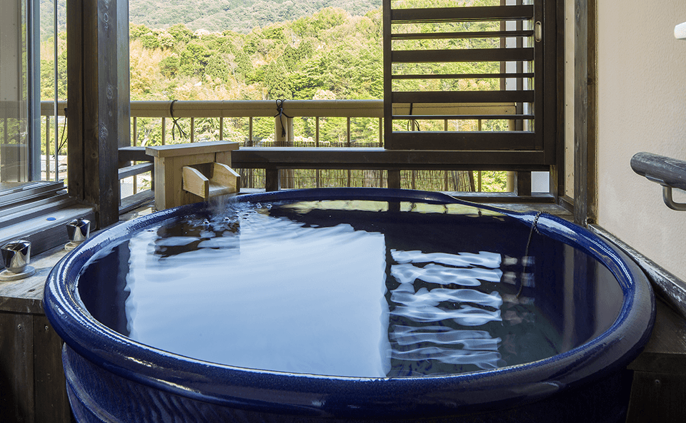 数寄屋造りを活かした露天風呂。和の趣を感じる温泉体験