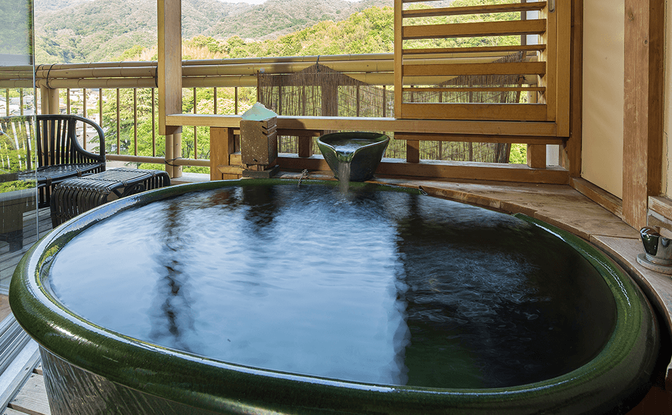 数寄屋造りの要素を取り入れた露天風呂