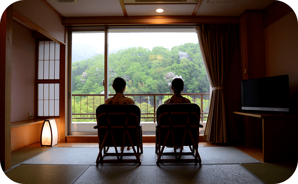 12畳の広々とした和室。五月山の眺望と共に寛げる落ち着いた空間