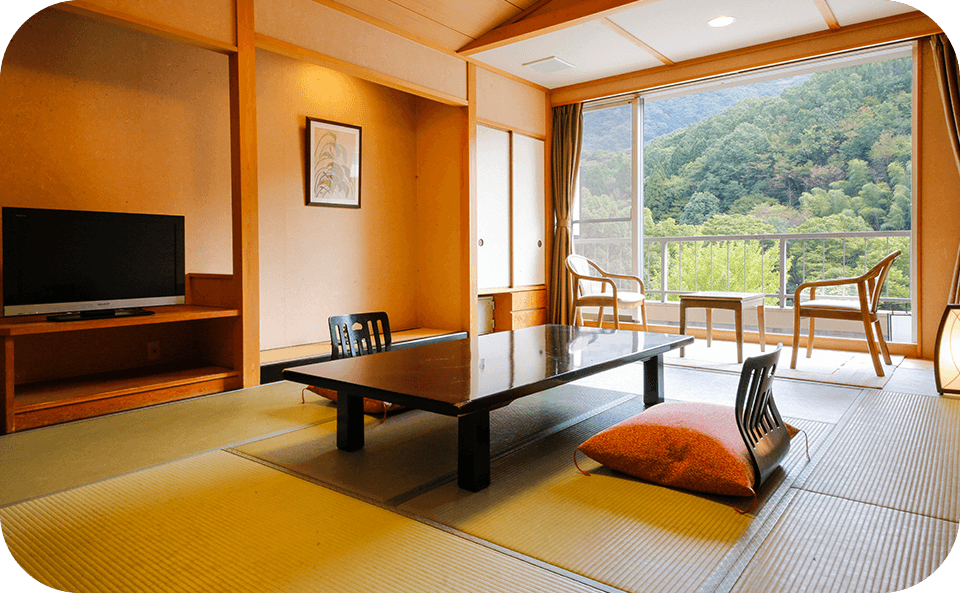 窓からの五月山の四季折々の景色。自然の移ろいを感じられる眺望