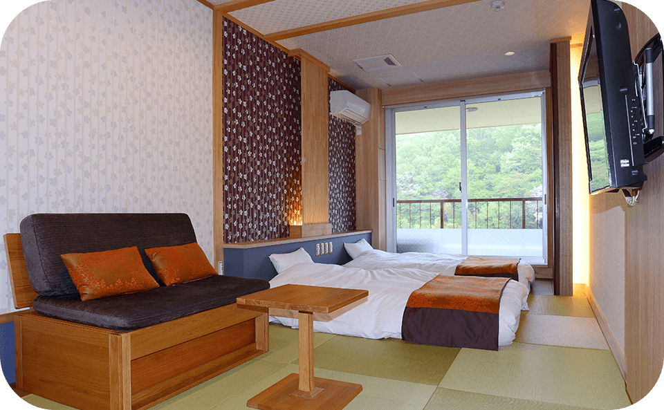 ツインベッドと和室スペースを備えた27㎡の快適な空間
