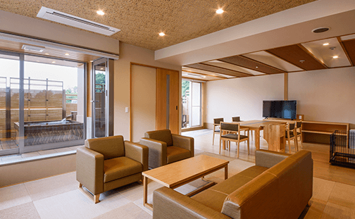 愛犬と一緒に寛げる露天風呂付客室。3室限定の贅沢な空間でプライベートな時間を