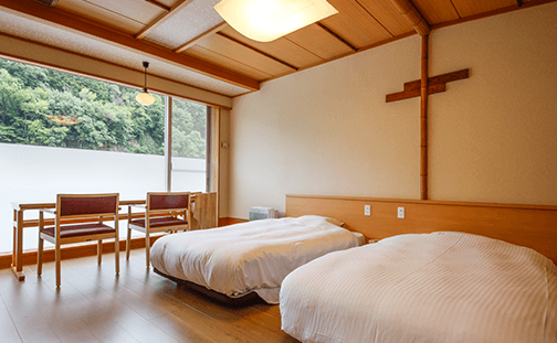 愛犬と気軽に泊まれるスタンダードツイン。ワーケーションにも適した機能的な空間