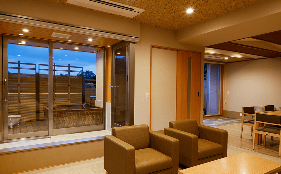 露天風呂付客室の広々としたリビング空間。愛犬と寛げるソファやテーブルを配置