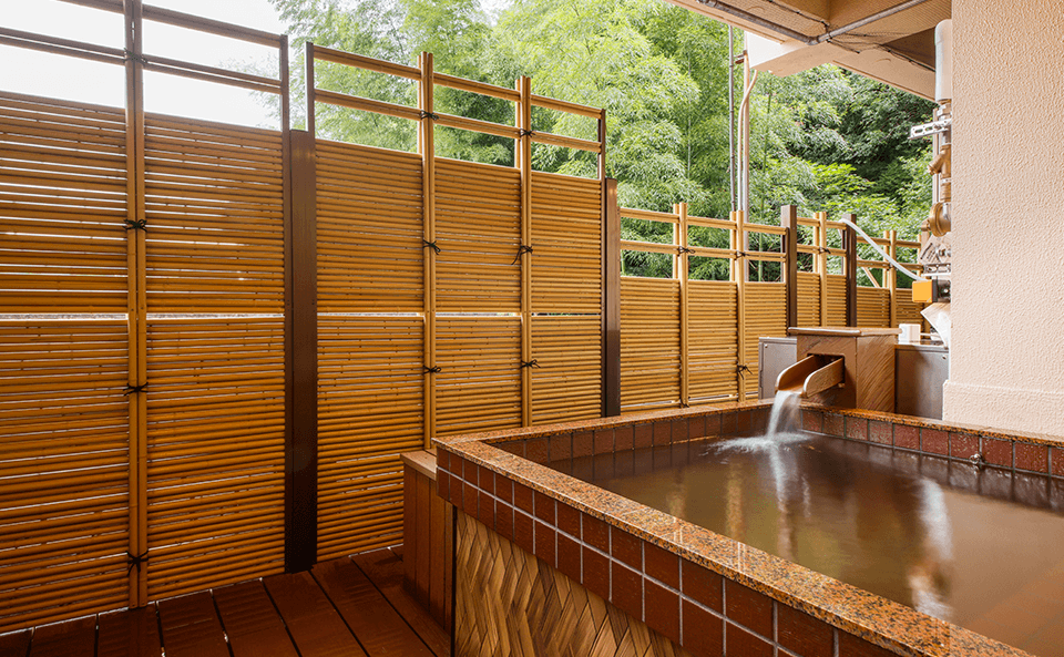 プライベートな露天風呂。愛犬用バスタブも完備した快適なバスタイム空間