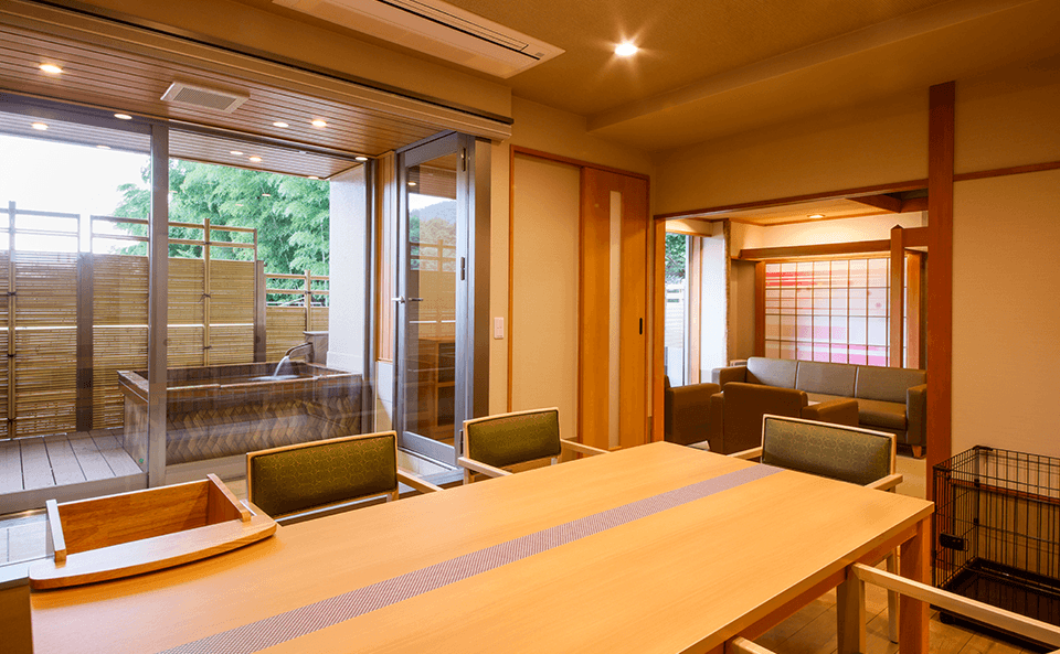 ゆったりとしたダイニングスペース。愛犬と一緒にお部屋食が楽しめる空間