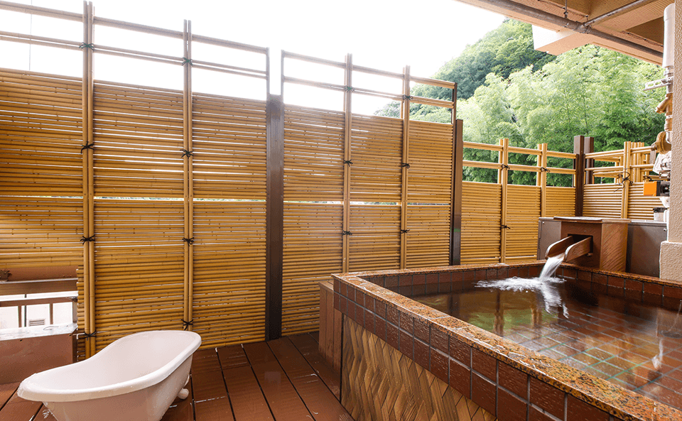 愛犬専用のバスタブとケア用品。ワンちゃんの清潔を保つための設備