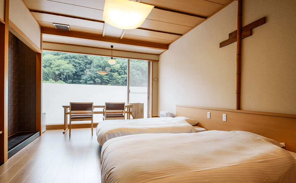 ペットと快適に過ごせる和モダンな客室。ツインベッドとワーキングデスクを完備【不死王閣】