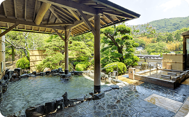 夕暮れ時の露天風呂から見える自然景色。ロマンティックな雰囲気の中で過ごす特別なひととき